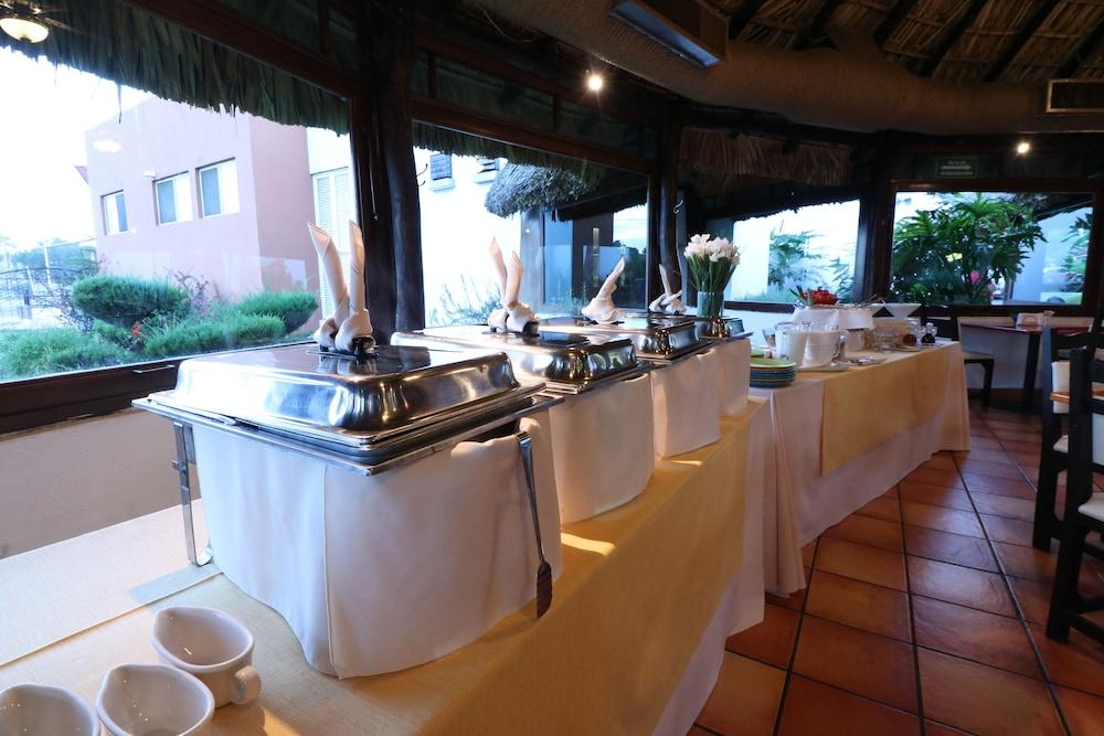 Mision Express Saltillo Exterior photo